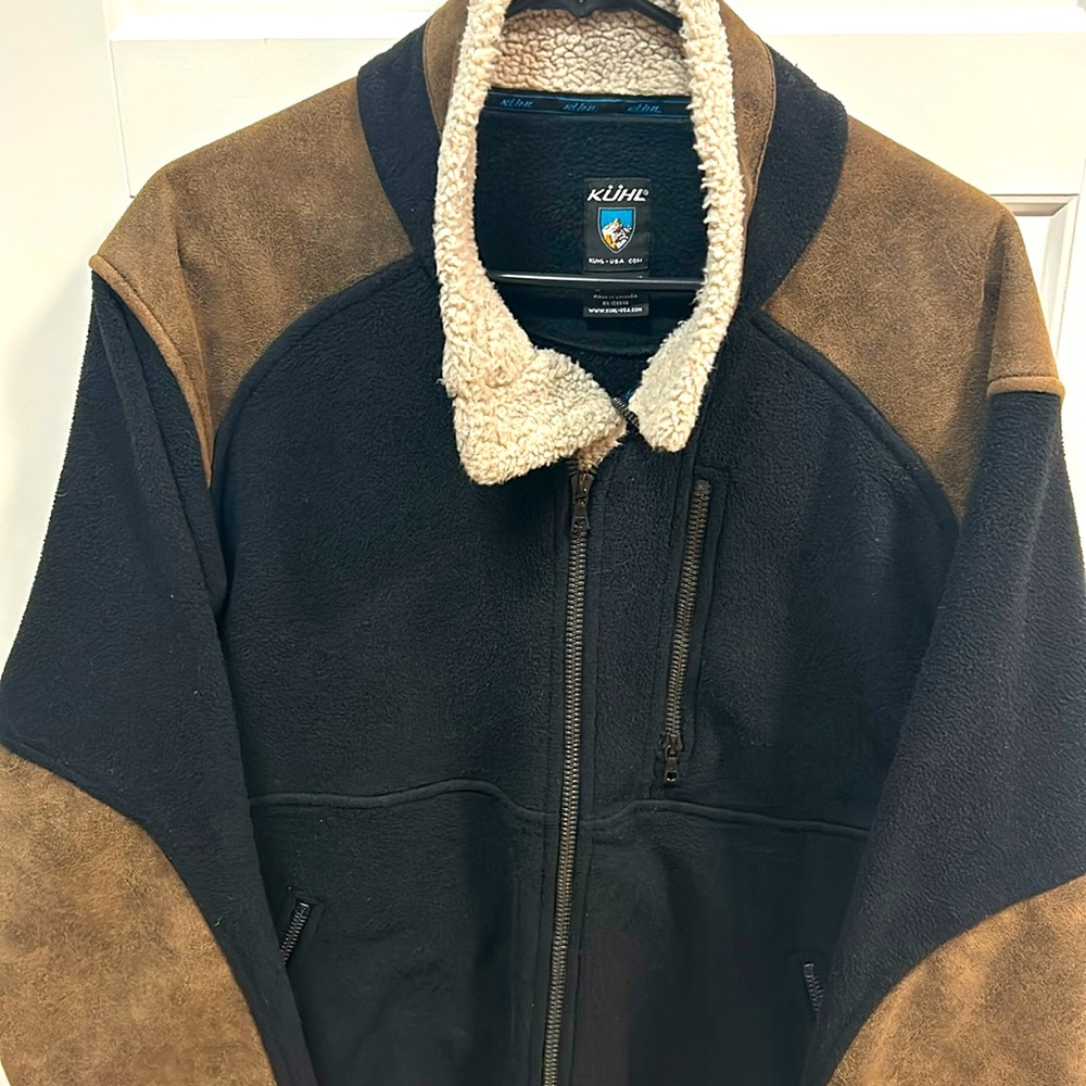 Men’s Kuhl black fleece jacket with camel shearling neck and brown trim - size M